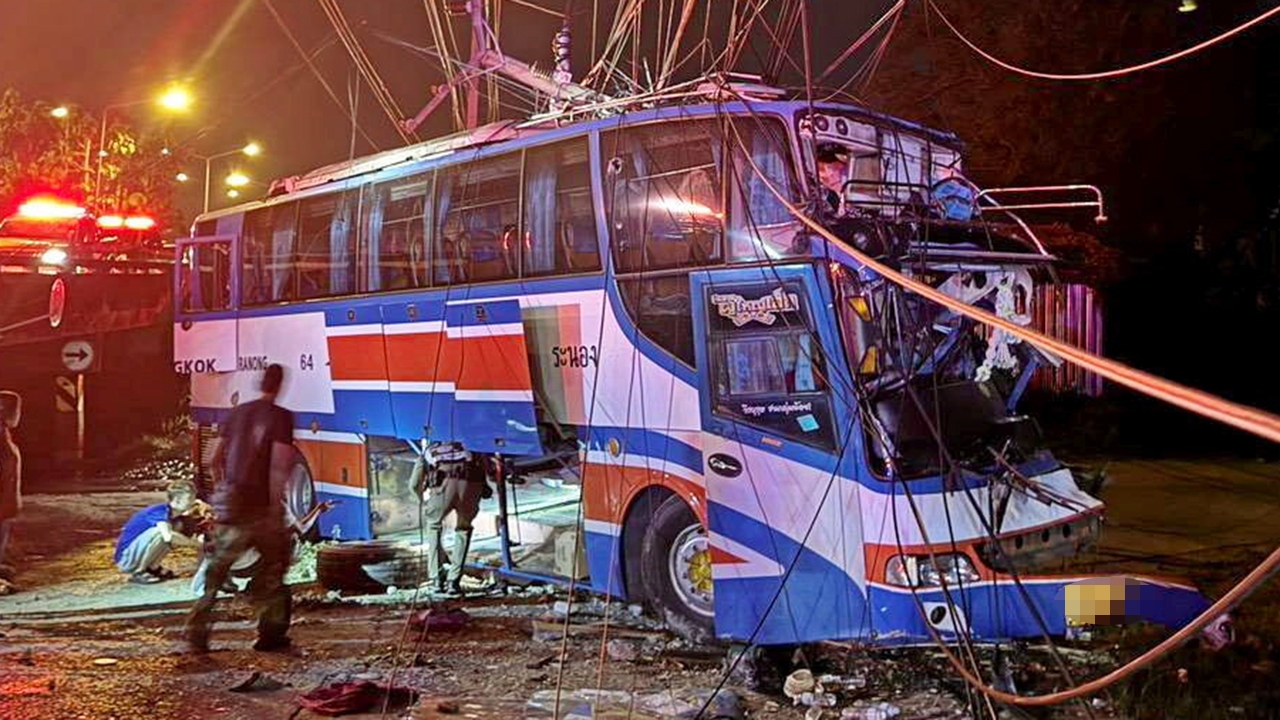 "ทัวร์ระนอง" ชนเจ็บระนาวยกคัน 36 ราย "ผกก.เขาย้อย" เหมาเตี๋ยวแจกปลอบขวัญ