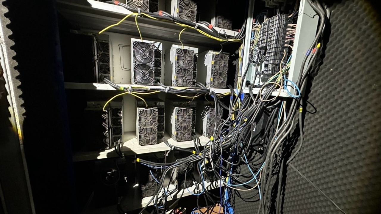 บุกทลายเหมืองขุดบิทคอยน์เถื่อน ยึดบ้านร้าง - ลักใช้ไฟหลวง เสียหายกว่า 11 ล้าน