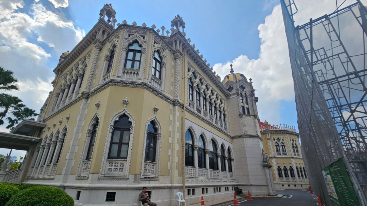 ตึกไทยคู่ฟ้าร้าว เจ้าหน้าที่กองโบราณคดีเร่งสำรวจเพื่อซ่อมแซมก่อนฤดูฝน