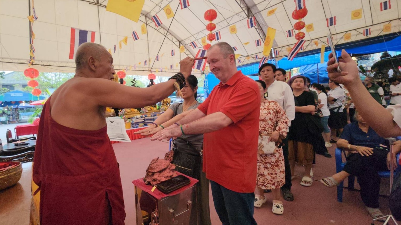 สาวไทย-ผัวสวิส ลงยันต์หลังมือวัดสว่างฯ แย้มเลขเงินขวัญถุง เสี่ยงโชค 16/3/68