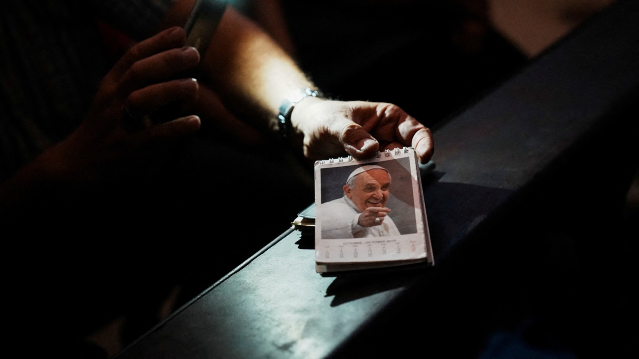 วาติกันเผย โป๊ปฟรานซิสอาการดีขึ้นเล็กน้อย แม้ภาพรวมยังซับซ้อน