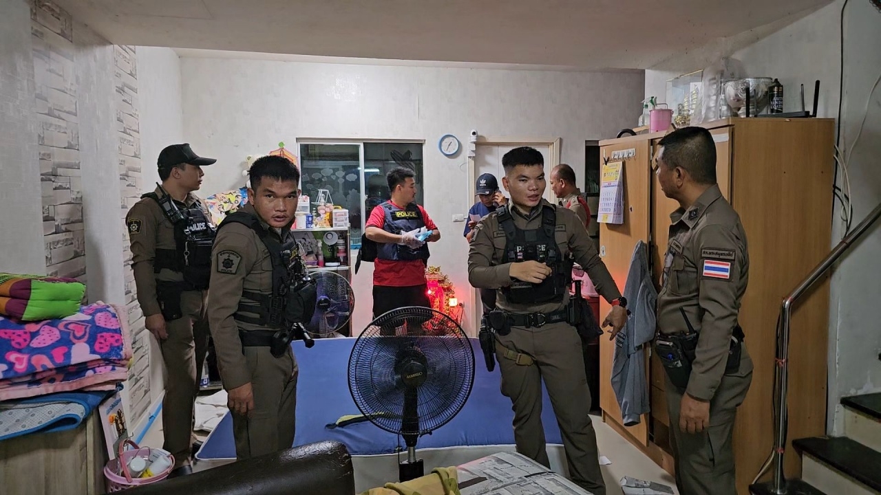 ตร.เร่งล่าตัว ผัวจ่อยิงเมียดับคาบ้าน ฉุด "ลูกเลี้ยง" ขึ้นรถหลบหนี