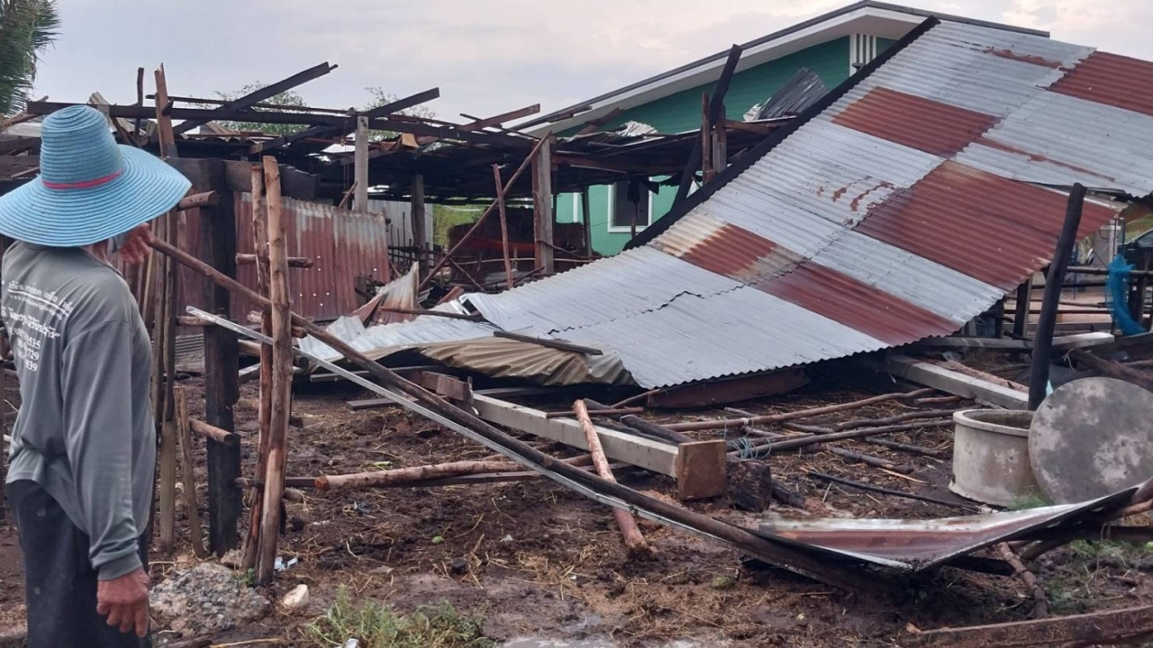 "พายุฤดูร้อน" มาพร้อม "ลูกเห็บ" พัดถล่มบ้านชาวสุรินทร์ เสียหายรวม 83 หลัง