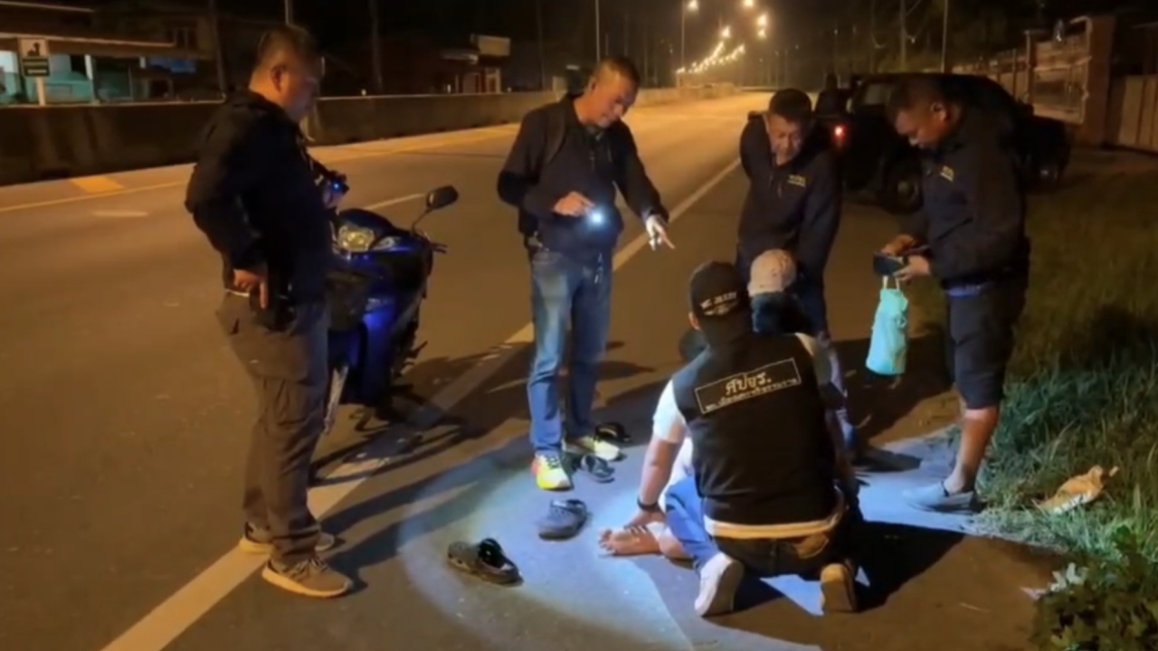 ตำรวจเจอชาย 2 คนมีพิรุธรีบโยนกล่องนมทิ้ง ไล่ตะครุบเจอซุกยาบ้า 3,168 เม็ด