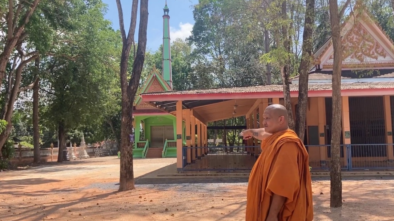 สุดเวทนา ชายชราป่วยหนัก ซี่โครงหัก ถูกทิ้งข้างเมรุ พระวอนคนช่วยเหลือ