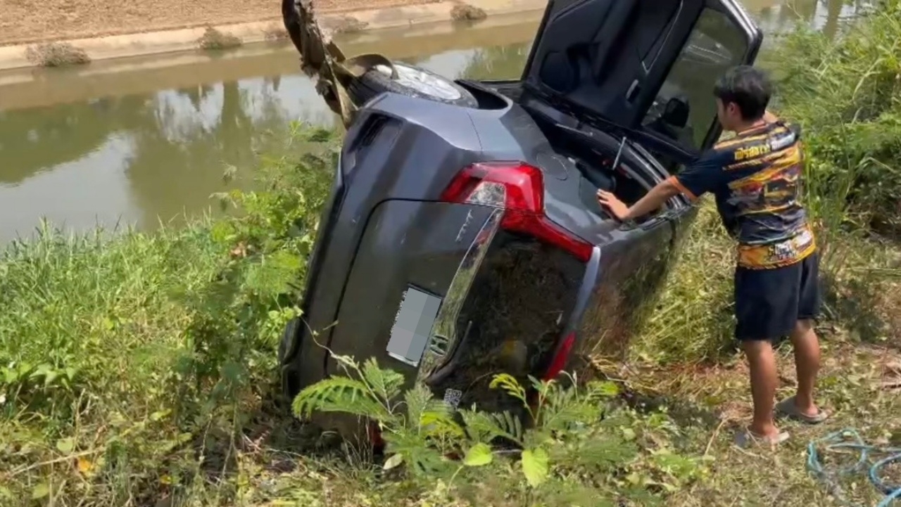 เก๋งเสียหลักตกคลอง เจ้าหน้าที่ สธ. รอด ส่วนเมีย-ลูกวัย 6 เดือนจมดับ