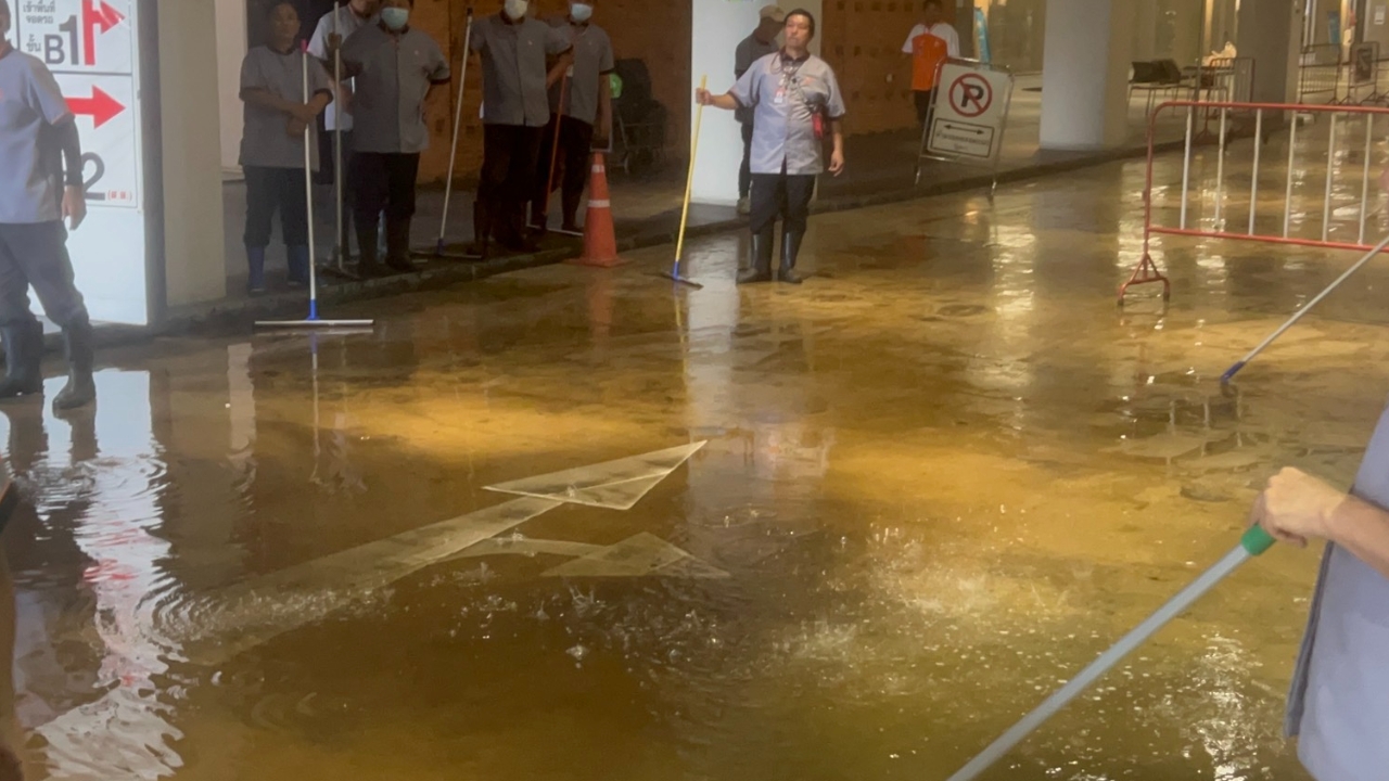 สภาหมื่นล้าน ท่อน้ำแตกอีกแล้ว ท่วมลานจอดรถ เร่งซ่อมด่วน ระดมพนักงานทำความสะอาด