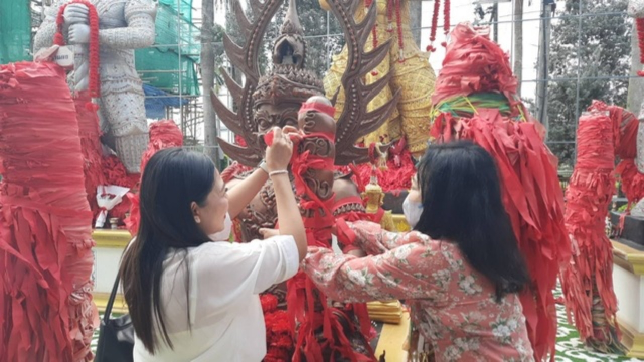 คนดวงดีแก้บนไอ้ไข่ วัดดอนใหญ่ ก่อนจุดประทัดได้เลขเด็ดงวด 16/3/68 ตรงกัน