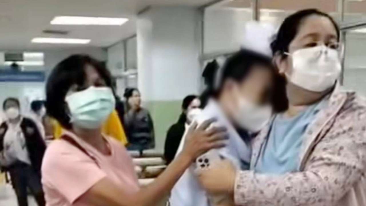 ช่วยจับกันวุ่น หลวงพี่ประเคนหมัดใส่ผู้ช่วยพยาบาล พบป่วยลมชัก-คล้ายจิตเวช