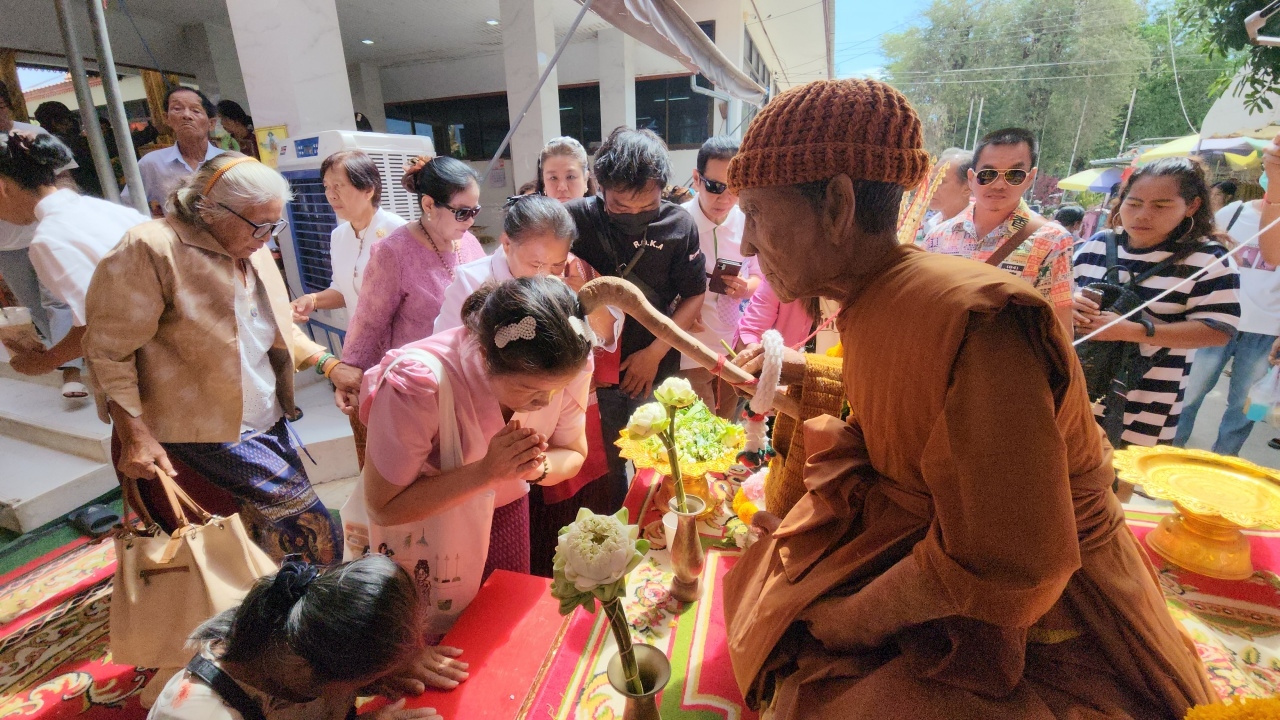 ศรัทธาหลั่งไหล ร่วมพิธีเปลี่ยนผ้าไตรจีวร "หลวงปู่หมุน" ไม่ลืมลุ้นเลขเด็ดงวดนี้