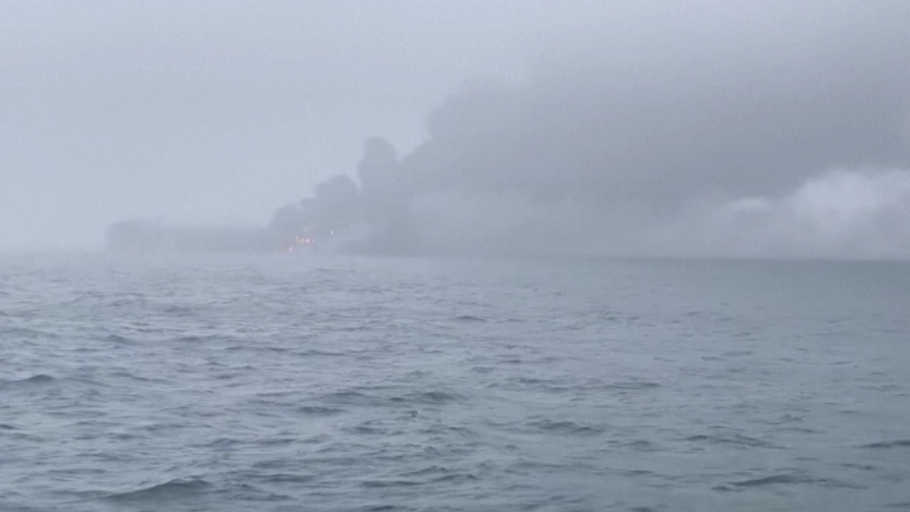 ด่วน เรือสินค้าชนเรือบรรทุกน้ำมันไฟลุกท่วม นอกชายฝั่ง UK เชื้อเพลิงรั่วไหล