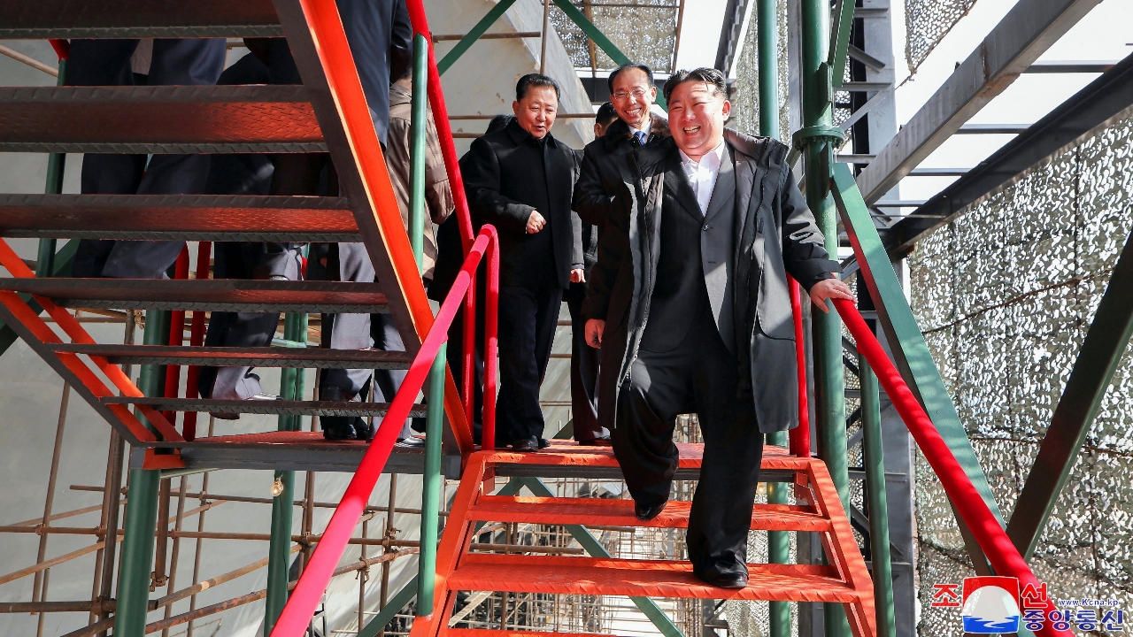 เกาหลีเหนือพาชมอู่ต่อ "เรือดำน้ำพลังงานนิวเคลียร์" เป็นครั้งแรก พร้อมเปิดตัวลำใหม่ข่มขวัญอริประเทศ