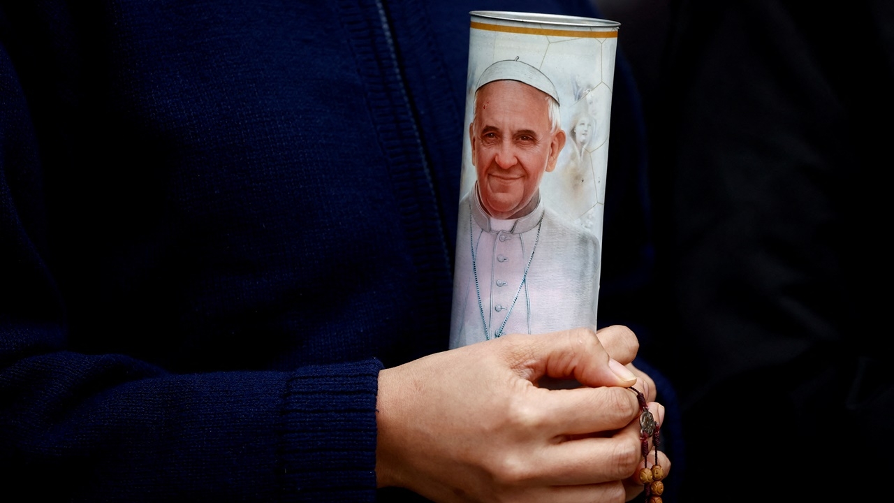 วาติกันเผย โป๊ปฟรานซิสอาการดีขึ้นเล็กน้อย เสวยอาหารแข็งได้แล้ว