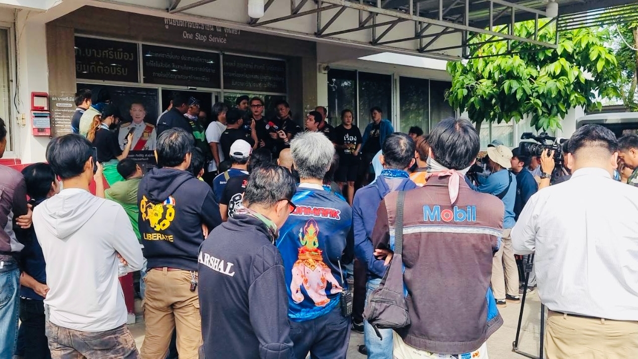 บุกโรงพักบางศรีเมือง จี้คดีหนุ่มมาสด้าแดง เจ้าตัวรับปาก จะเลิกพฤติกรรมขับขี่อันตราย