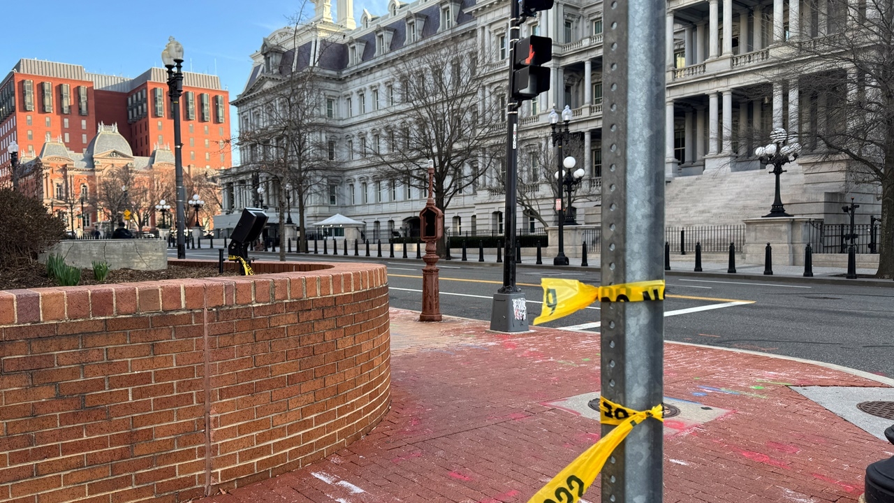 ระทึก ตำรวจลับยิงชายถือปืนใกล้ทำเนียบขาว ยังไม่รู้ชะตากรรม