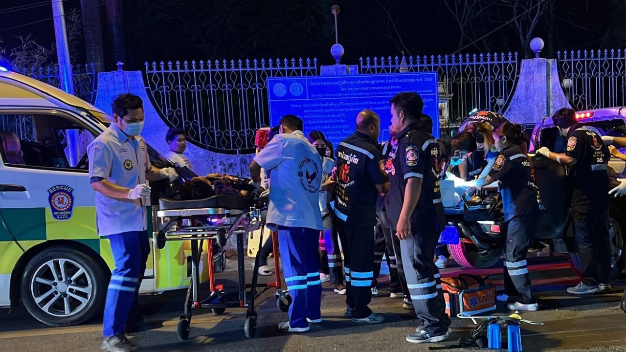 อุบัติเหตุหมู่ กลุ่มผู้สูงอายุกลับจากดูลิเก กระบะเสียหลักชนเสาไฟฟ้า เจ็บ 9 ดับ 1 ศพ