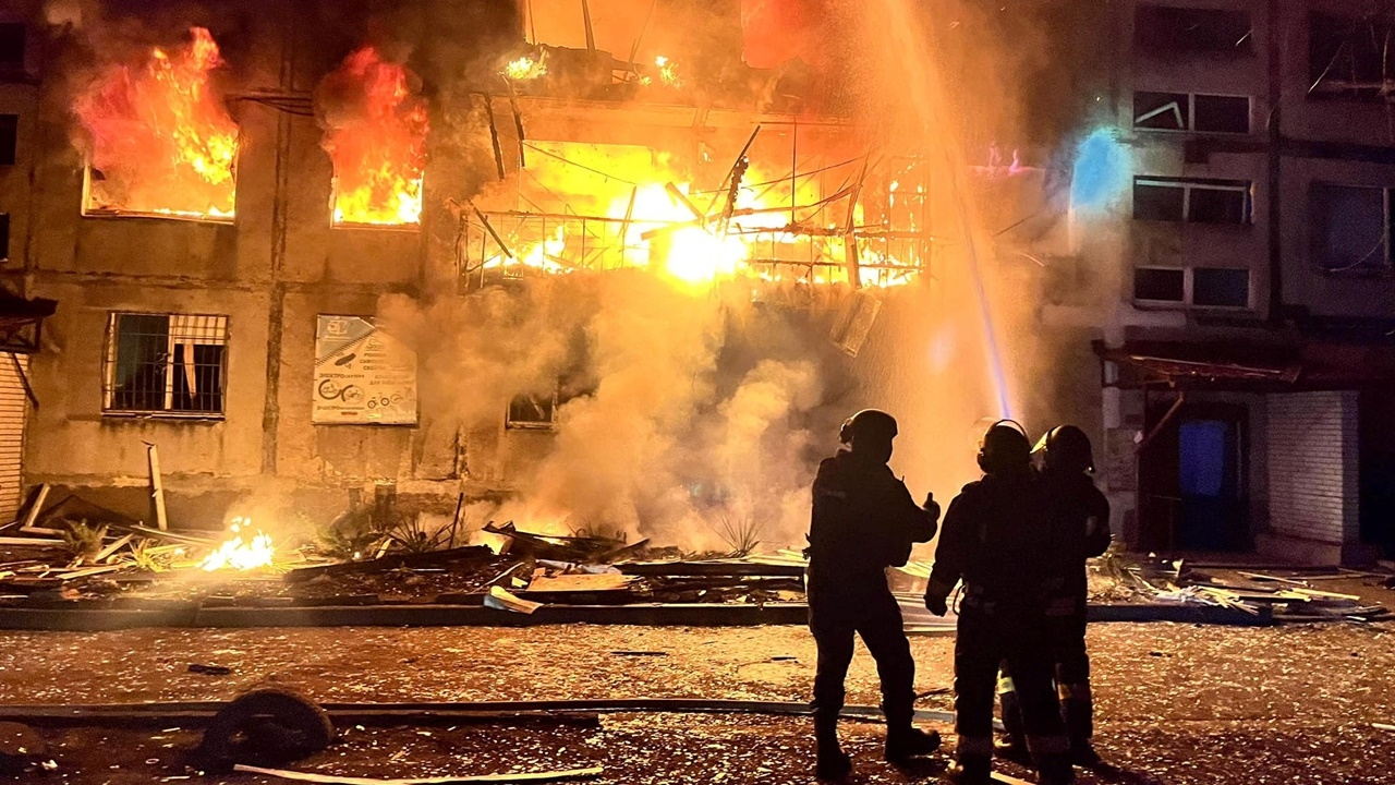 เซเลนสกีโวย รัสเซียถล่มรอบใหม่ดับ 21 ศพ จี้นานาชาติคว่ำบาตรต่อ