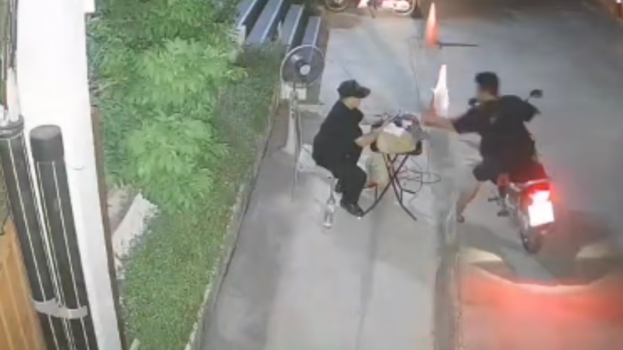 ลุง รปภ. สุดช้ำ ให้หนุ่มดื่มน้ำดับกระหาย สุดท้ายถูกฉกมือถือไปต่อหน้า