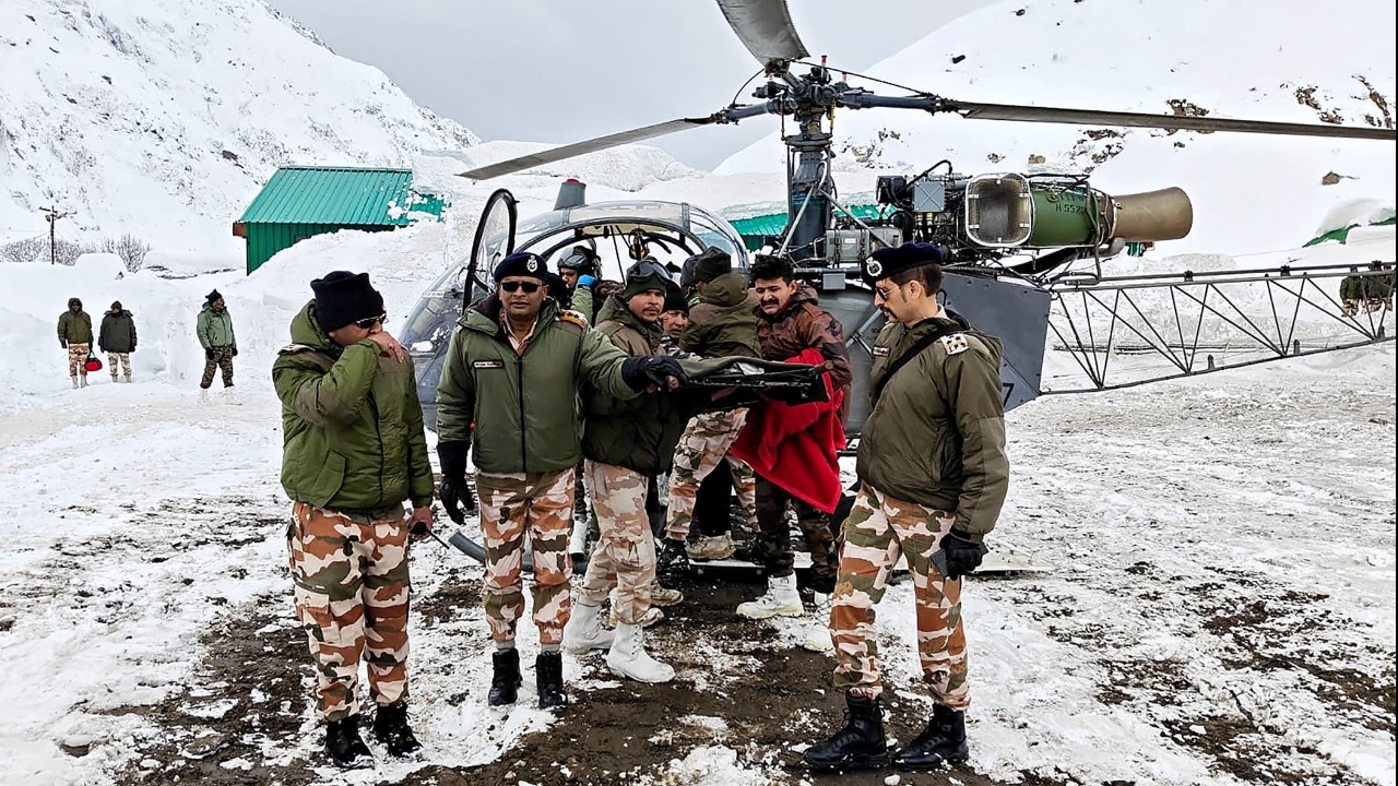 ปาฏิหาริย์มีจริง คนงานก่อสร้างอินเดีย 46 คนรอดชีวิตหลังภูเขาหิมะถล่มทับตู้คอนเทนเนอร์ในไซต์งาน