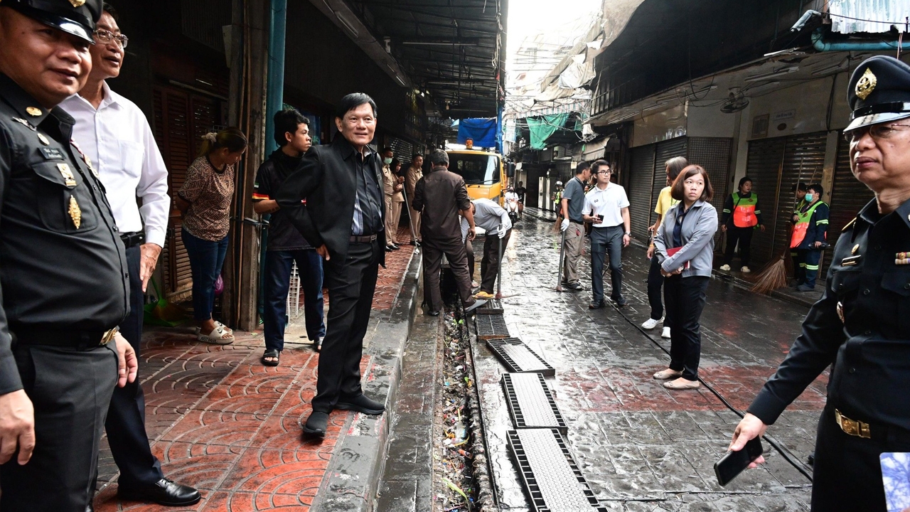 ผงะขยะอุดเต็มบ่อพักนํ้าถ.มหาจักร “จักกพันธุ์”โละแผงค้าล้ำทางเท้า 10 มี.ค.ลุยล้างท่อ