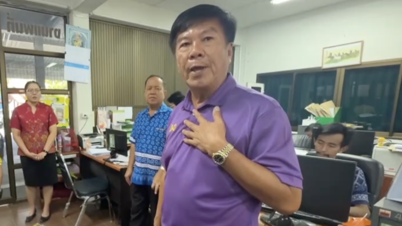 นายก อบต. แจงคลิปพนักงานนั่งเด็ด "ผักหวาน" ยืนยันไม่ได้ปล่อยให้ผู้ใช้บริการรอ