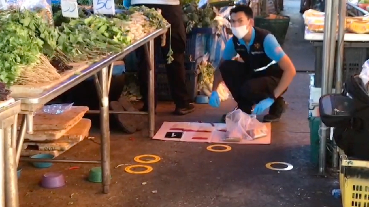พ่อค้าหมูยิงพ่อค้าปลาเจ็บ กลางตลาดบางบอน ก่อนหน้าเมียสองฝ่ายทะเลาะกัน