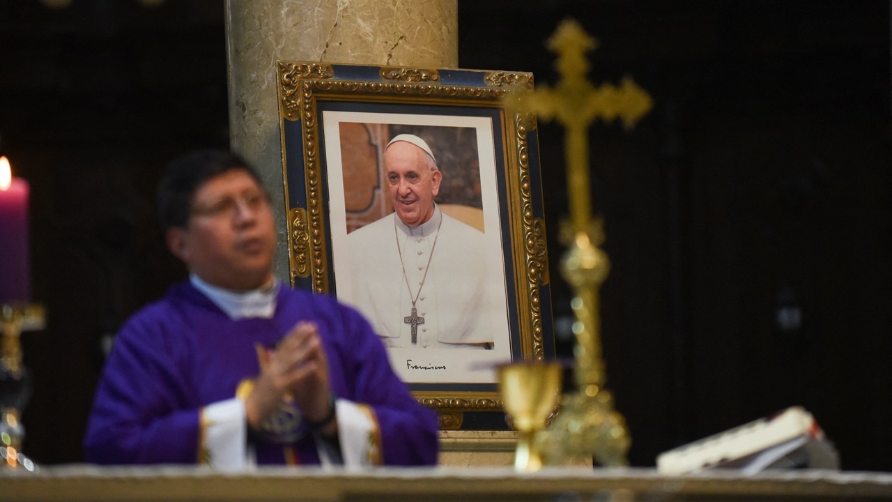 โป๊ปฟรานซิสอาการทรงตัว ไม่มีอาการวิกฤติกำเริบ เพิ่มทำกายภาพบำบัด