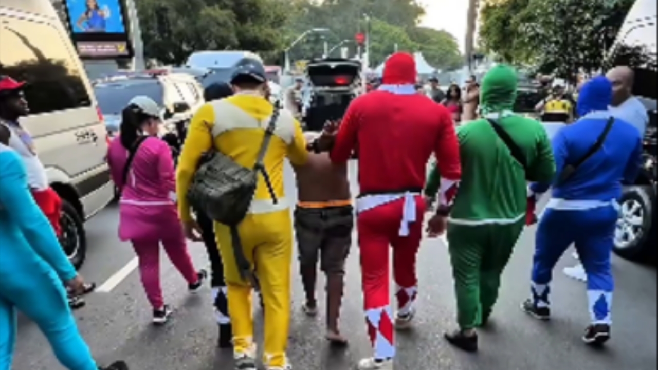 ตร.บราซิลเนียนแต่งชุดฮีโร่ในงานคาร์นิวัล บุกจับอาชญากรแบบไม่ทันตั้งตัว