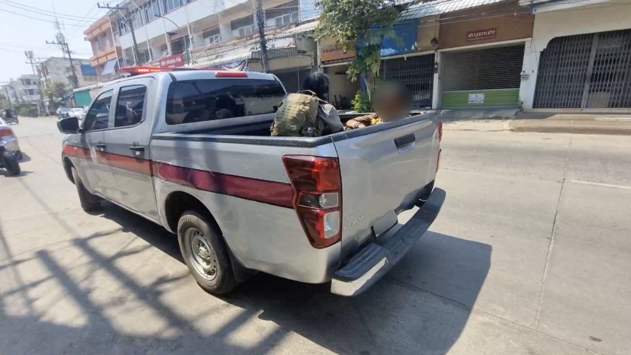 ตำรวจ สภ.อุดรธานี ตามรวบแล้ว ชายหญิงป่วยจิตเวช นั่งเสพยาบ้าข้างรั้วโรงเรียน