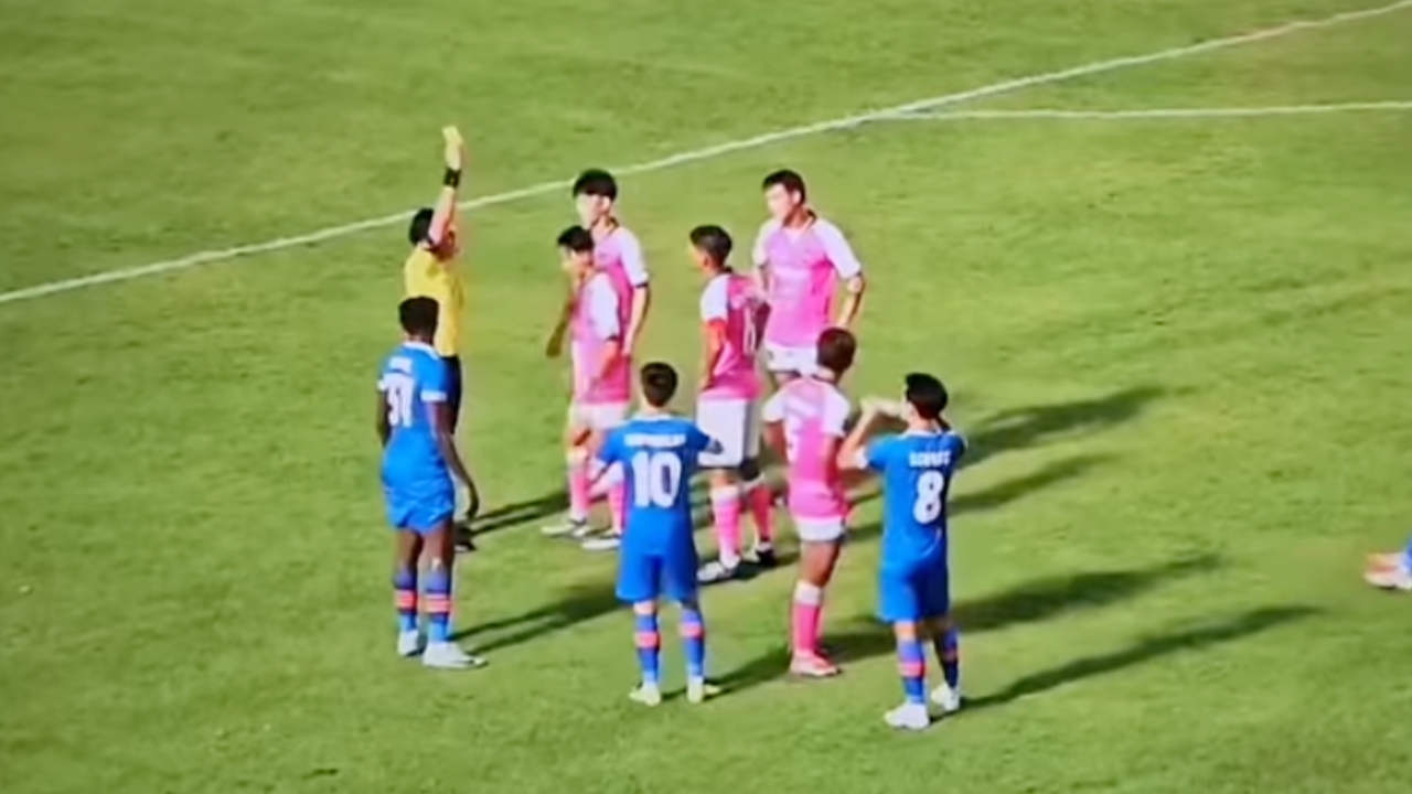 ตะลึง "ผู้ตัดสินไทยลีก 3" ไม่แจกใบเหลือง 2 เป็นใบแดงให้ "นักเตะ" แต่ย้อนไปให้อีกคน (คลิป)