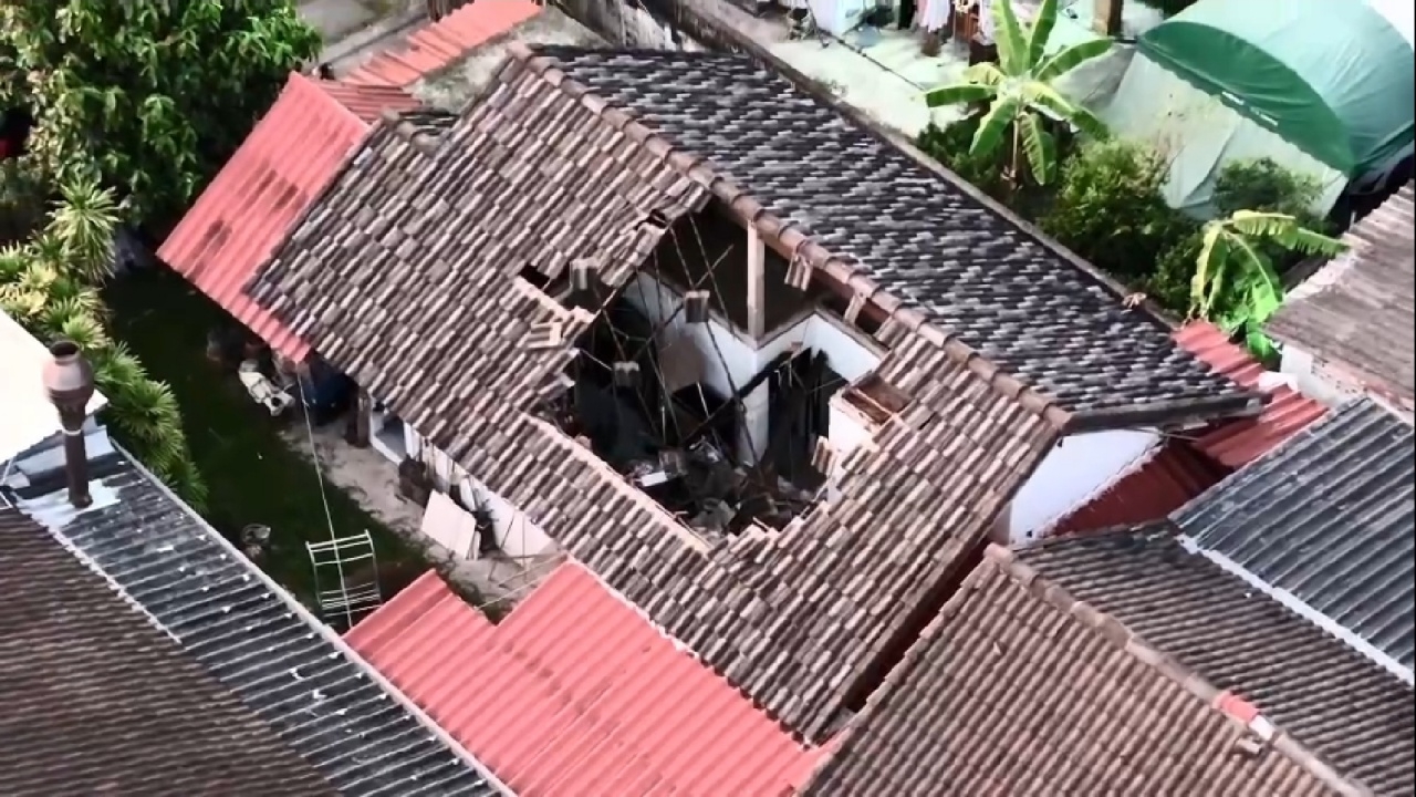 อุทาหรณ์หลังคาบ้านพังถล่ม 3 ชีวิตต้องวิ่งหนีตาย เผยต้นเหตุมาจาก "ปลวก"
