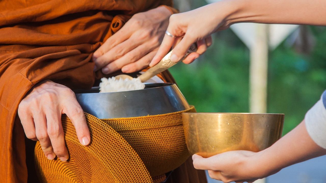 ฝากตักบาตรออนไลน์ เติมบุญง่ายๆ สุขทั้งกายและใจ สะสมบุญบารมี