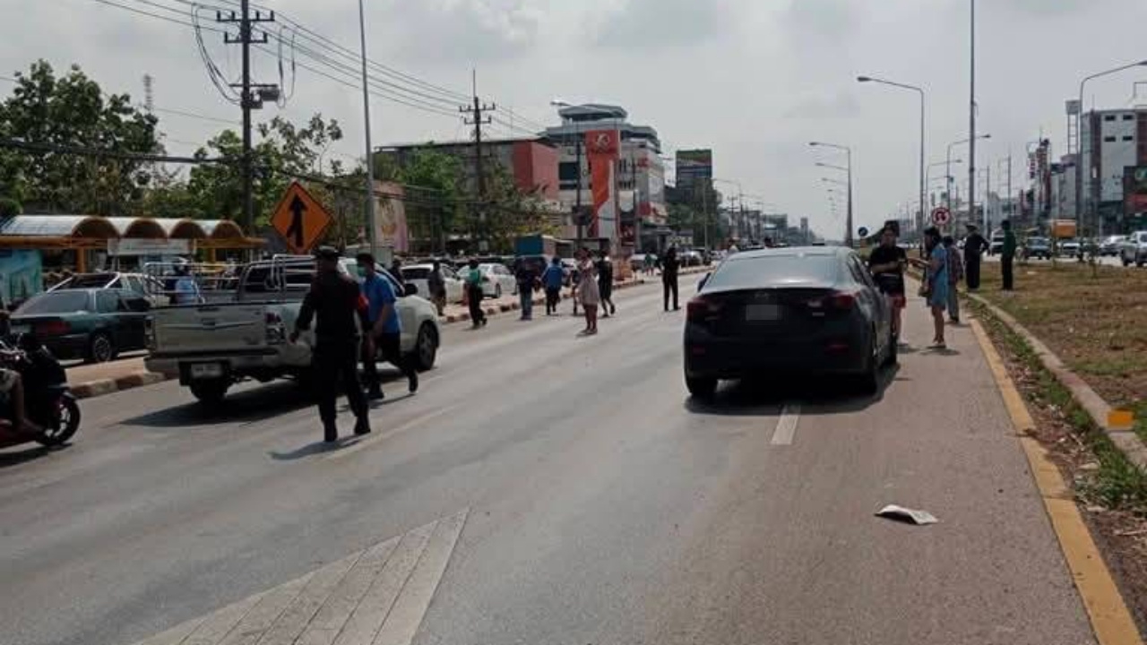 เก๋งชนลุงสาหัส หลาน 6 ขวบดับ ขณะกำลังข้ามทางม้าลายหน้า รพ. 