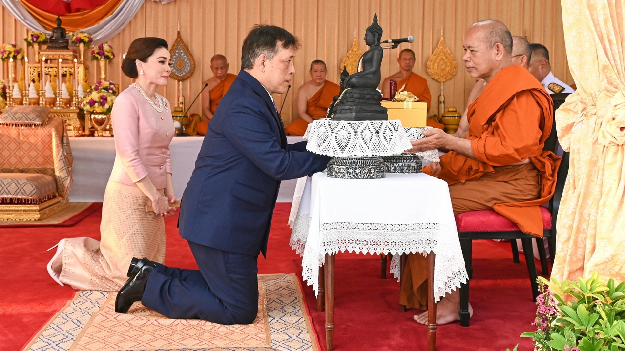 ในหลวง-พระราชินี ทรงประกอบพิธี สมโภชองค์พระพุทธเมตตา
