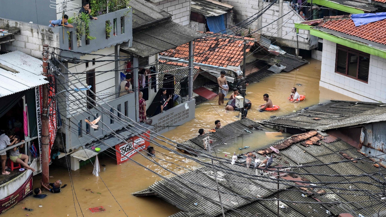 อินโดฯ อ่วม น้ำท่วมใหญ่จาการ์ตา อพยพประชาชนหลายพันคน