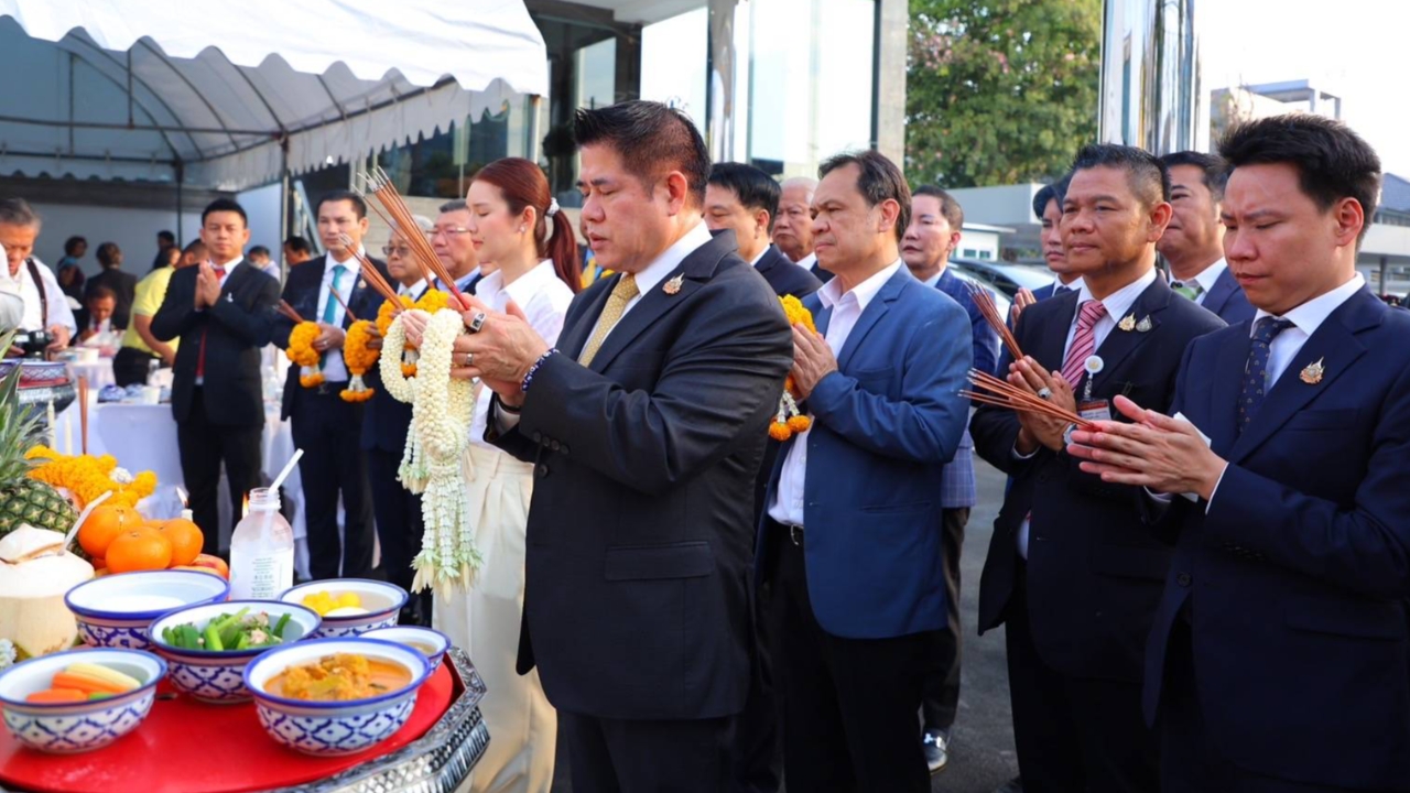 กล้าธรรม ทำบุญเปิดที่ทำการพรรคใหม่ “ธรรมนัส” บอกฮวงจุ้ยดี ยันพร้อมเลือกตั้งปี 70