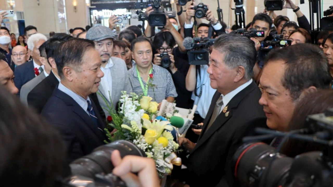 สว.สำรอง มอบดอกไม้ “ภูมิธรรม-ทวี” หลัง กพค. รับปมฟอกเงินเลือก สว. เป็นคดีพิเศษ