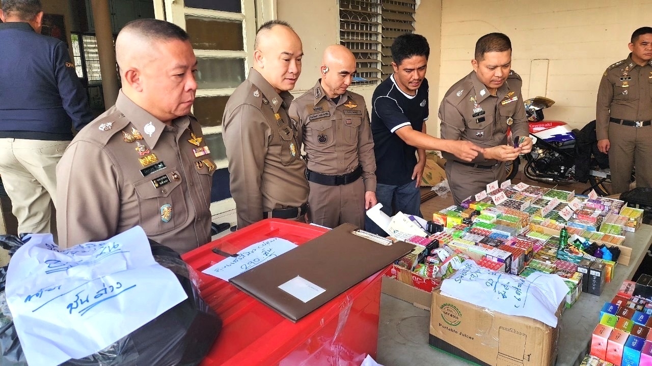 สืบนครบาลบุกทลายรัง ร้านขาย "บุหรี่ไฟฟ้า" รายใหญ่ ยึดของกลางมูลค่ากว่า 1 ล้าน