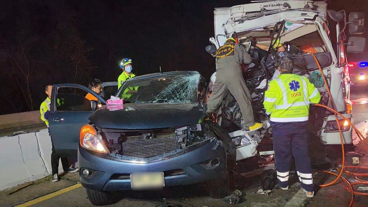 รถบรรทุกไก่สดเสยท้ายรถพ่วง ก่อนไหลลง "ดอยขุนตาล" ชนกระบะครอบครัว ดับ 1 เจ็บ 7