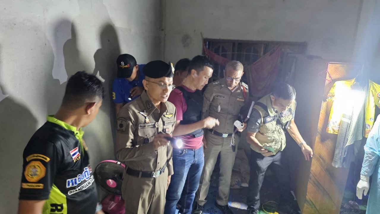 ล่าตัวชายโหด คว้าลูกซองจ่อหัวลูกเลี้ยงดับคาบ้าน หลังเข้าห้ามไม่ให้ทำร้ายแม่