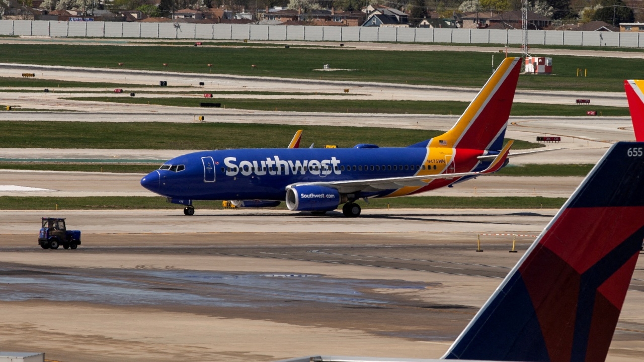 ตะลึงทั้งลำ สาวคลั่งแก้ผ้าเดินโชว์ในเครื่องบินเซาท์เวสต์ แอร์ไลน์ (คลิป)