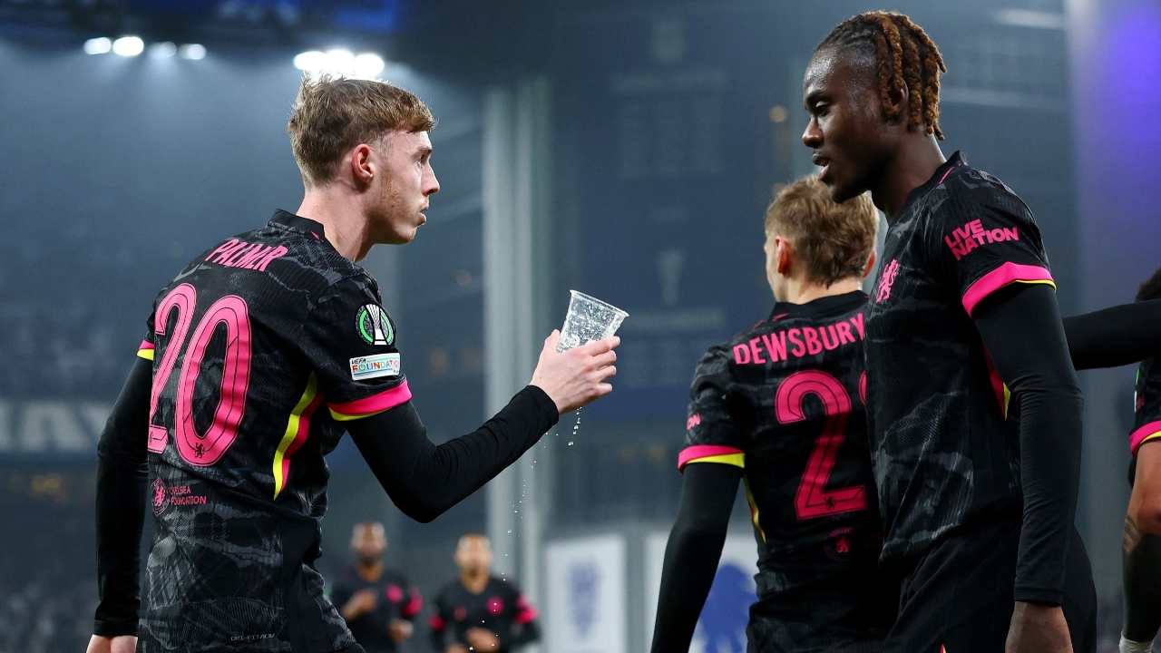 คอแห้งแน่ๆ "พาลเมอร์" ยกแก้วเบียร์ฉลองประตู "เชลซี" ก่อนคว้าชัย แฟนๆ แห่คอมเมนต์