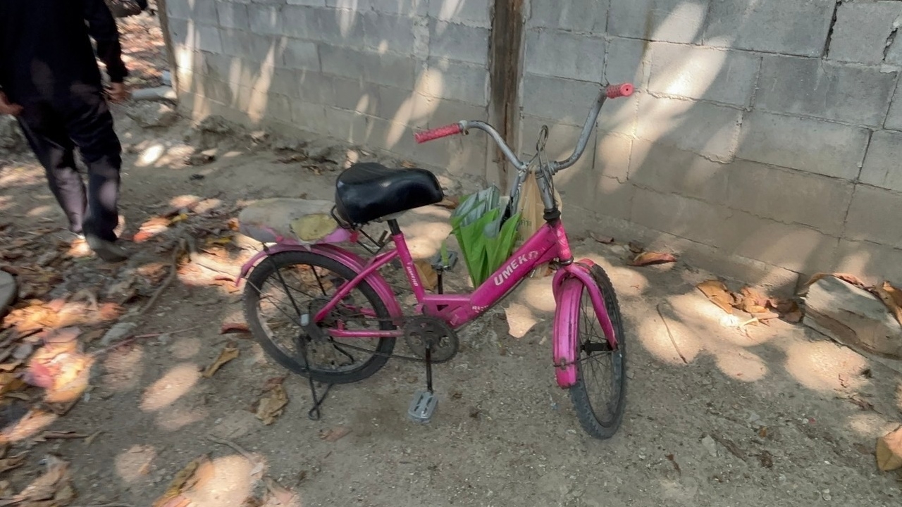 แม่พาลูกน้อย 5 เดือน ปั่นจักรยานเก็บของเก่าขาย ตำรวจเข้าช่วยตรวจเจออุปกรณ์เสพยา