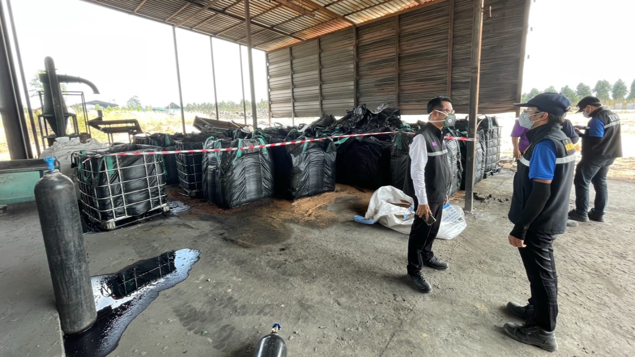 สาวถึง 3 บริษัท จ้างขนกากอุตสาหกรรมลอบทิ้งไร่มันชลบุรี เกือบ 1,000 ตัน