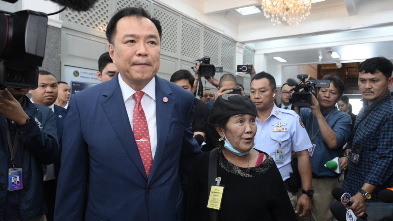 หญิงสูงวัยร้องเพลงปรับทุกข์ให้ “อนุทิน” ฟัง หลังถูกหักเงิน 4 แสนไม่ทราบสาเหตุ