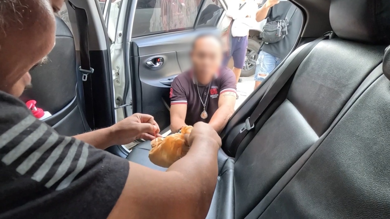 รวบหนุ่มใหญ่ใจสปอร์ต สารภาพขายยาบ้าหาเงินเปย์สาว 2-3 คน