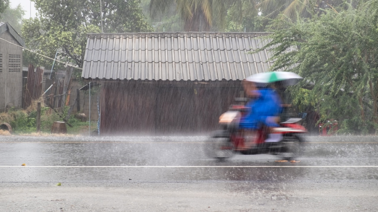 เช็ก 42 จังหวัด เตรียมรับมือ "พายุฤดูร้อน" ฝนถล่ม ลมกระโชกแรง