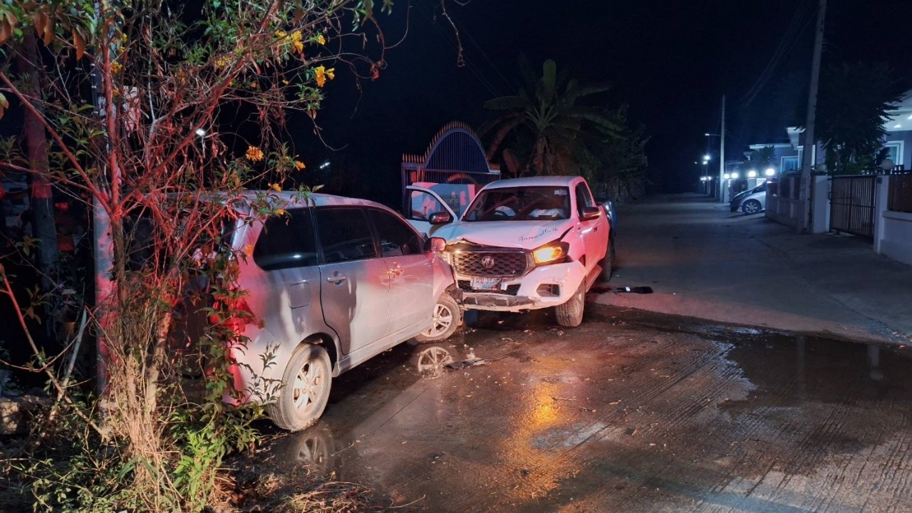 หนุ่มเมา ตามง้ออดีตเมียไม่สำเร็จ ขับปิกอัพชนรถ "อาสา ตร." อัดเสาไฟฟ้า ดับสลด