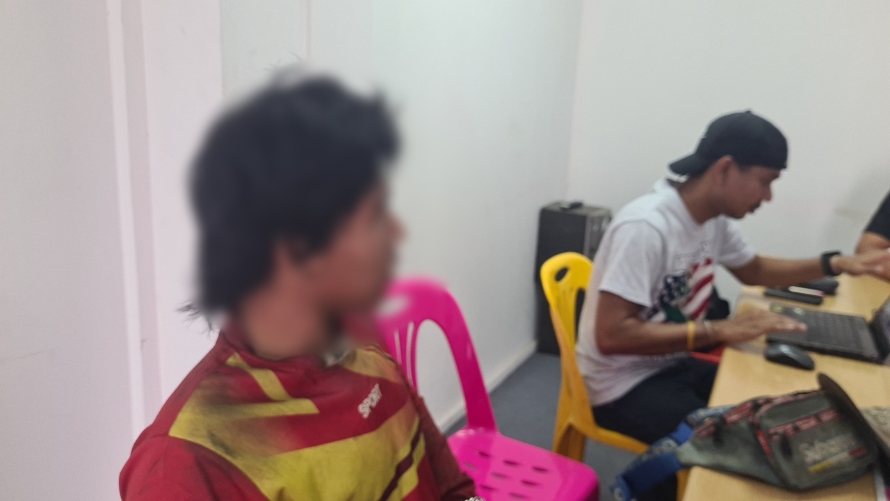 ตามรวบแล้ว "ผู้ต้องหา" หนีคดีกว่า 10 ปี หลังก่อเหตุ ใช้ปืนยิง-ปาดคอคนข้างบ้าน
