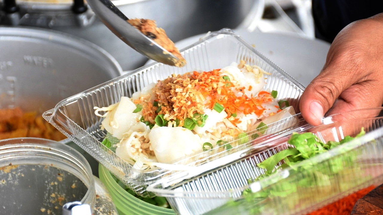 "ขนมจีบก๋วยเตี๋ยวหลอดลุงเอก" พลิกชีวิตจากวิกฤติสู่ความสำเร็จ